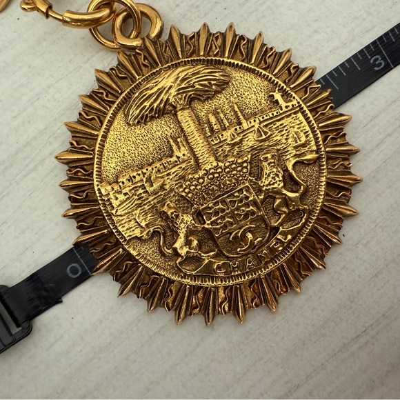 LOT 1729A 24K gold plated CHANEL vintage palm and lions pendant necklace - Picture 8 of 9